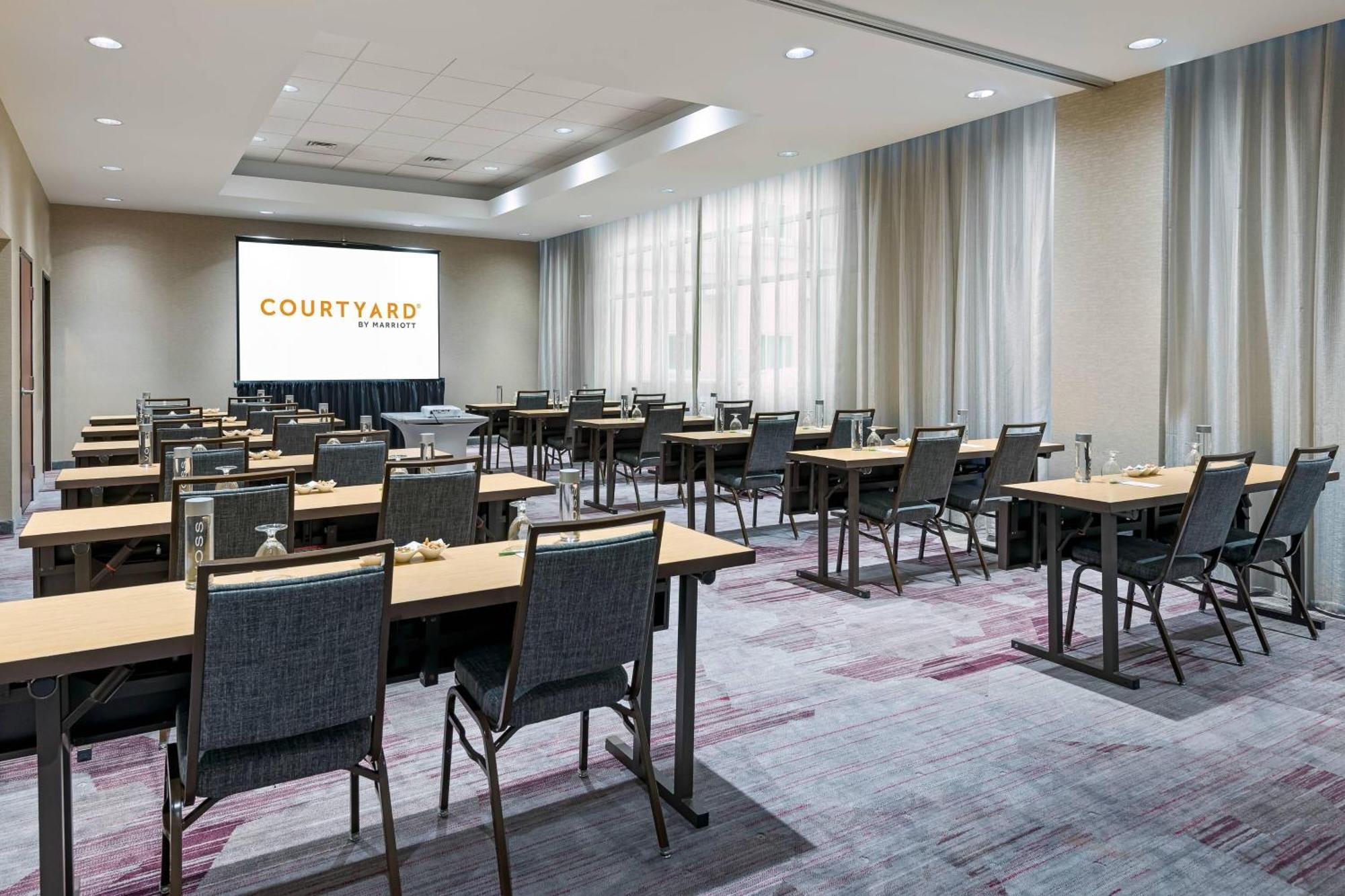 Courtyard Fort Wayne Downtown At Grand Wayne Convention Center Екстериор снимка