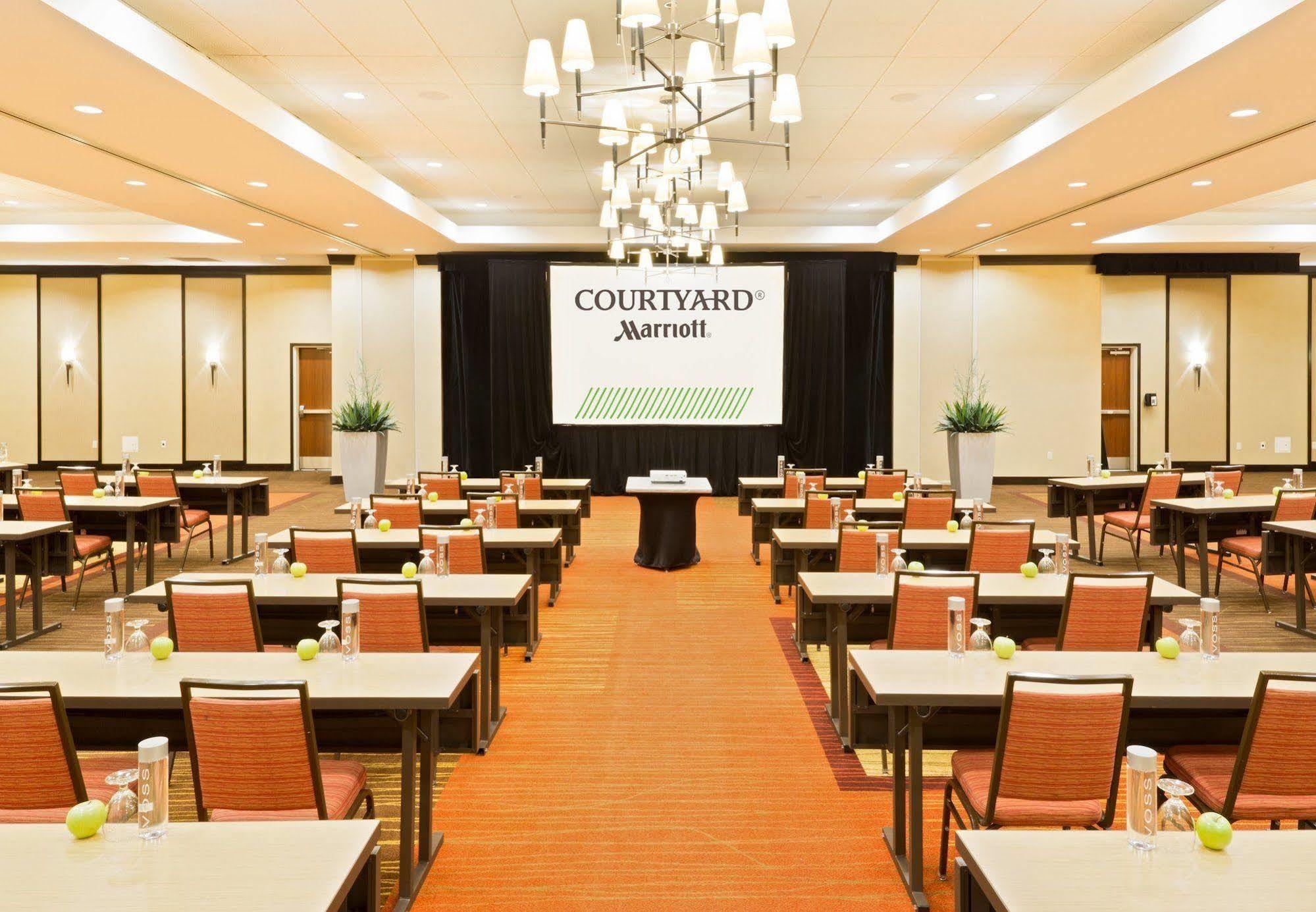 Courtyard Fort Wayne Downtown At Grand Wayne Convention Center Екстериор снимка