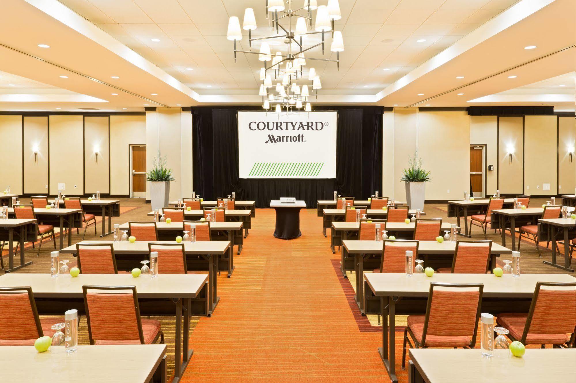 Courtyard Fort Wayne Downtown At Grand Wayne Convention Center Екстериор снимка