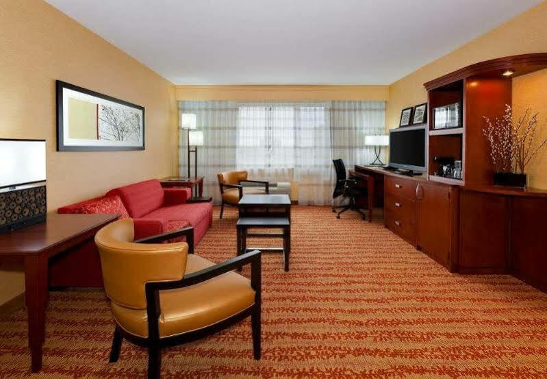 Courtyard Fort Wayne Downtown At Grand Wayne Convention Center Екстериор снимка